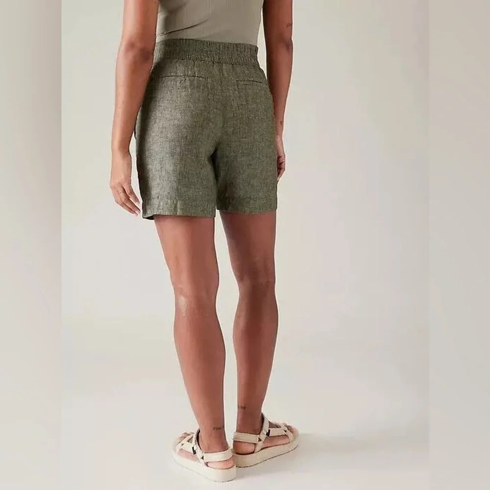 Athleta Voyager Linen Shorts in Green, size 4